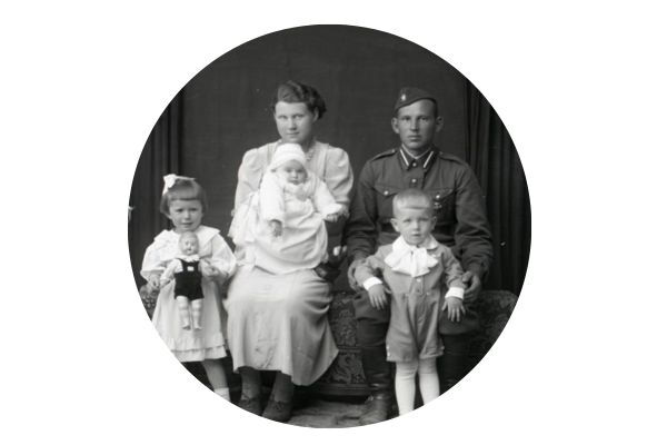 Latviešu karavīri Iecavā Teodora Bidega fotogrāfijās