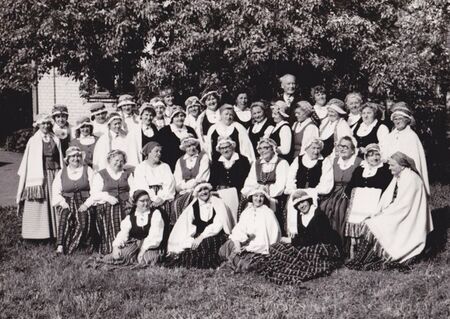 Studijas dalībnieki 1986. gadā namiņa Parka ielā 8 pagalmā. Foto no TLMS „Bauska” arhīva.
