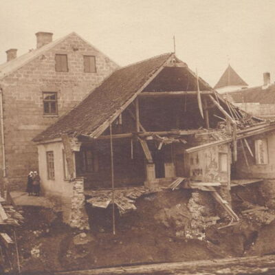 Skats uz sagrauto tilta posmu un Kalna ielas sākumu, labajā pusē sagrautais ebreju lūgšanu nams. Fotografēts no nesagrautās tilta daļas.
